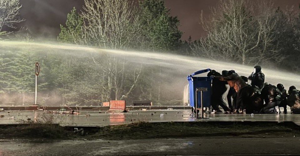 Birçok ilde yapılan ev baskınlarıyla aralarında yoldaşlarımızın da olduğu yüzlerce kişi gözaltına alındı. Ankara'da çıplak arama işkencesi olduğunu, direnenlerin işkenceye uğradığını öğrendik. 

Gözaltılar, işkenceler irademizi teslim alamayacak! Faşizme karşı #Sokağa!