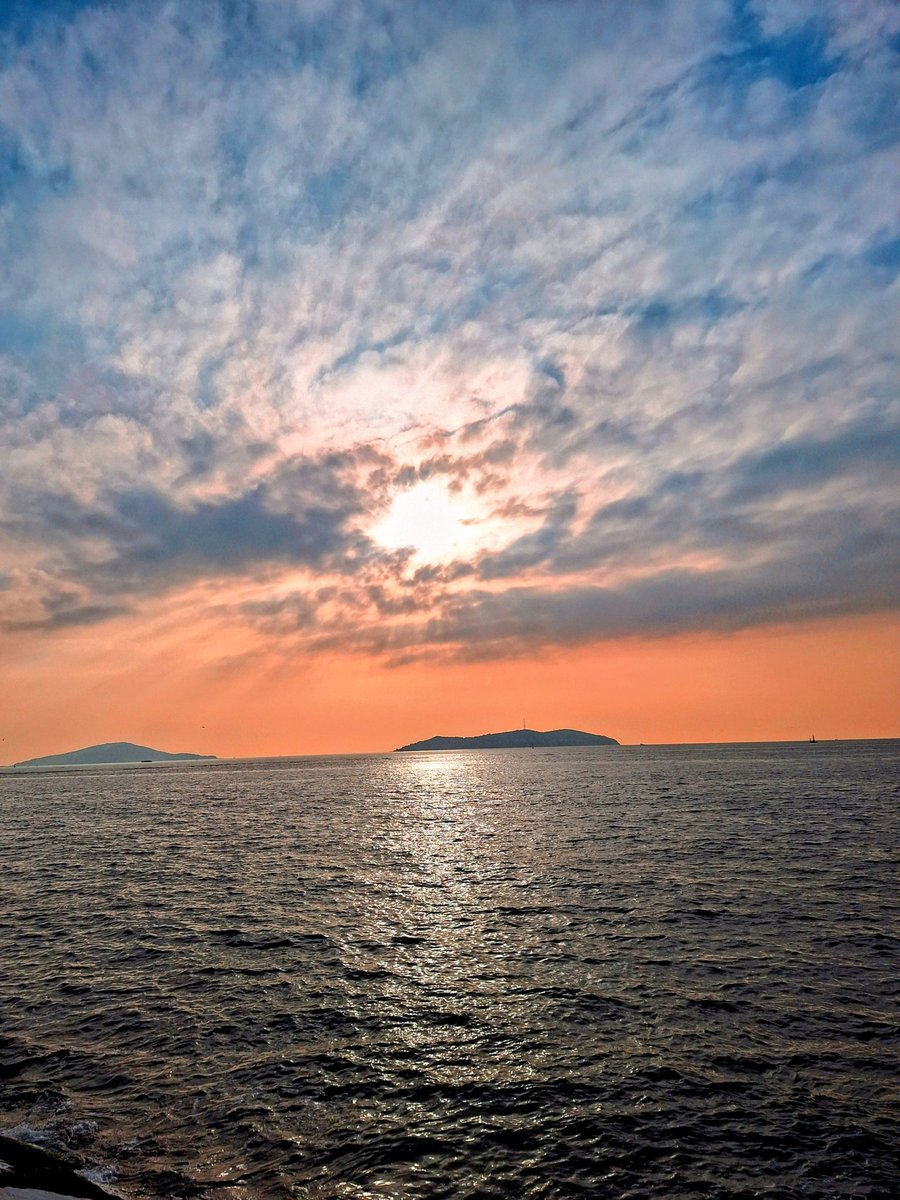 Hayatımda her yolun bir amacı var. Bazen hızla, bazen duraklı ilerliyorum ama her adımda bir şeyler öğreniyorum. Yolun nereye gideceğinden çok, *bunu bilerek ve isteyerek* çıktım. Her durum bana *güç katıyor*. Sonunda her şeyin dengesi var:  
"Her gün güzel şeyler beni bulur." 🌟