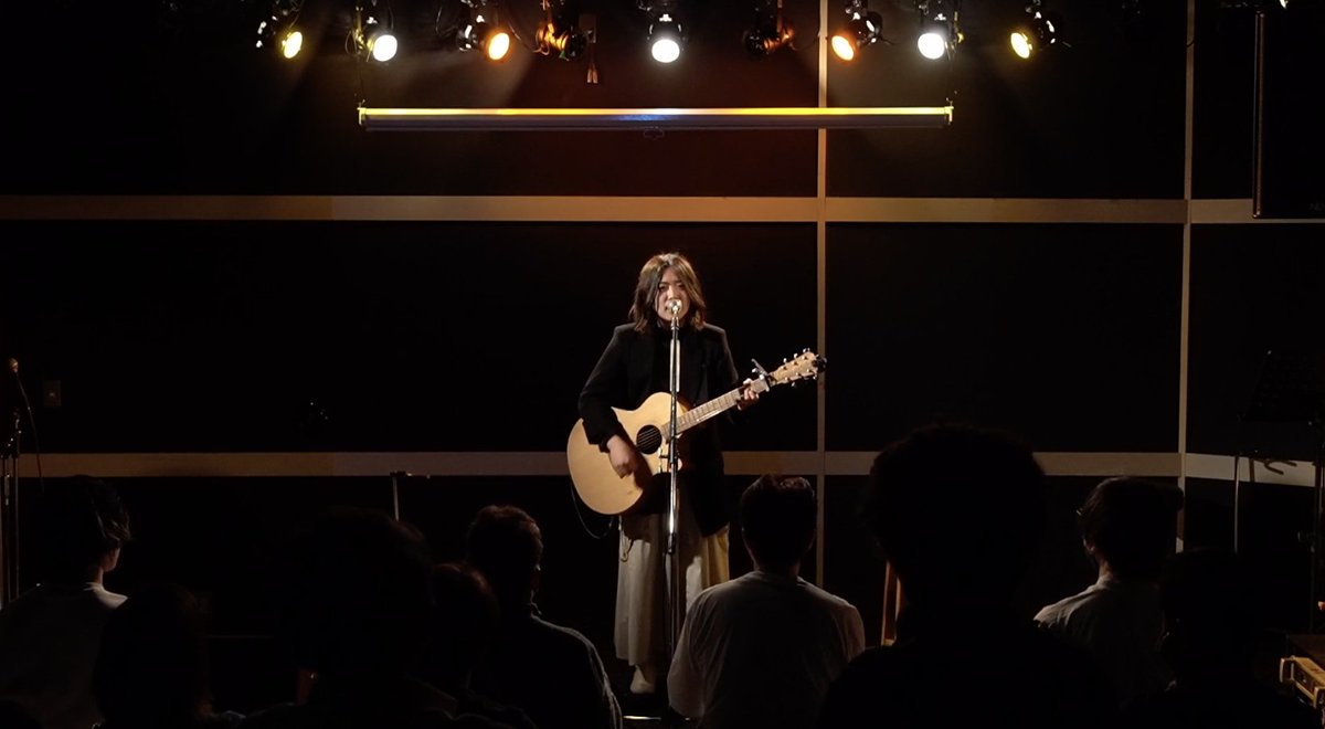 ４人目、kotoneさん <a href="/kotone_ssw/">kotone🎤</a> 
#夢をつぐ部屋 の「つぐ」がひらがなであることに注目して、どういう意味なのか考えてきたとのこと
なんと「告ぐ」「継ぐ」「注ぐ」のフリップを用意してきてくれました！

▶️オンライン配信の視聴はこちら
musemate.jp/event/venue_pa…