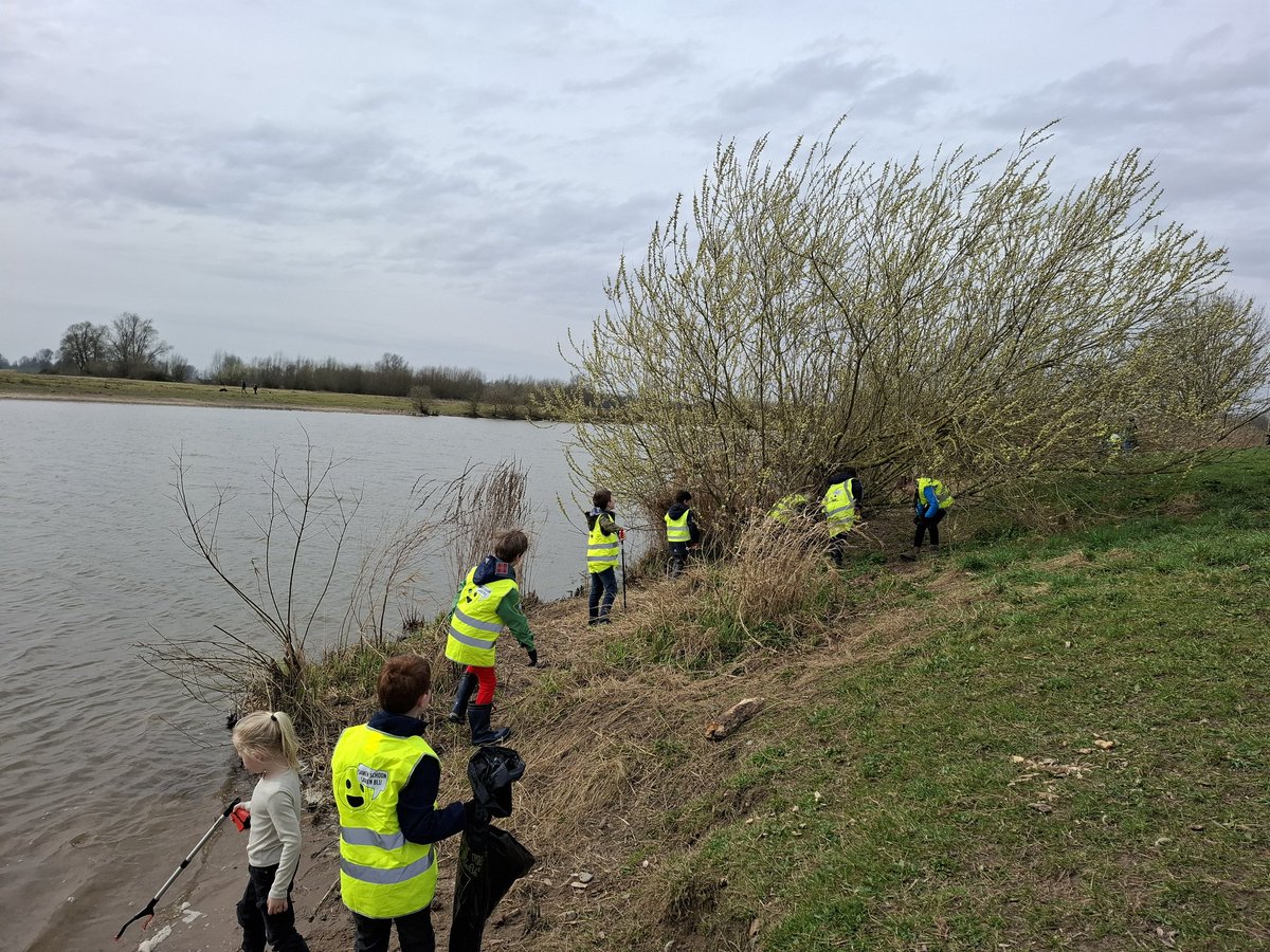 NielsVStherest's tweet photo. De Gorcumse uiterwaard is weer mooi schoon! Dankzij de inzet van de welpen van @scouting_apv tijdens deze Landelijke Opschoondag #schoongorinchem #mooigorinchem #opschoondag https://t.co/WerZyjJSgq