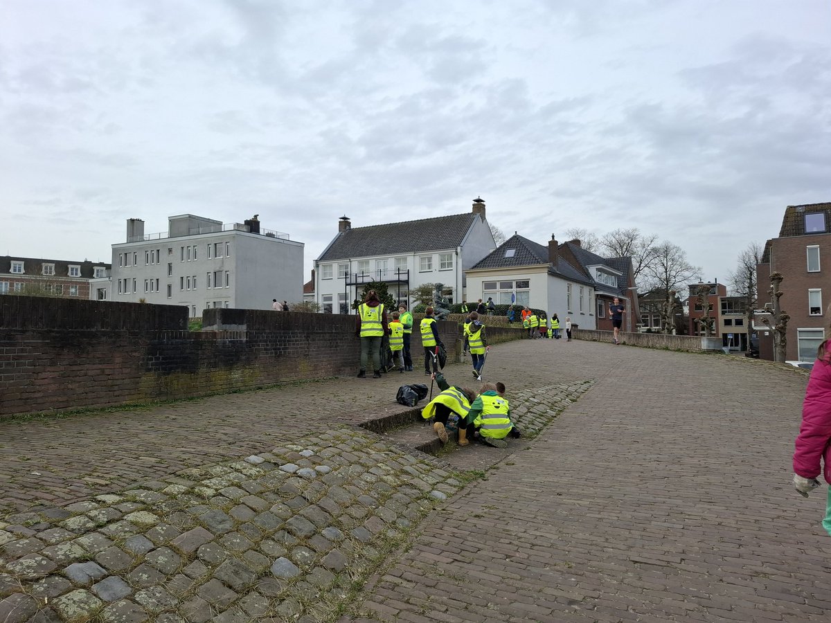NielsVStherest's tweet photo. De Gorcumse uiterwaard is weer mooi schoon! Dankzij de inzet van de welpen van @scouting_apv tijdens deze Landelijke Opschoondag #schoongorinchem #mooigorinchem #opschoondag https://t.co/WerZyjJSgq