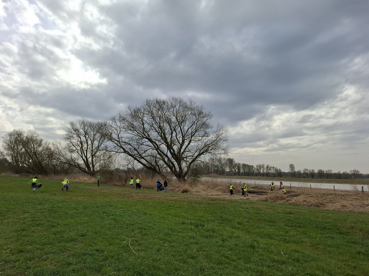 NielsVStherest's tweet photo. De Gorcumse uiterwaard is weer mooi schoon! Dankzij de inzet van de welpen van @scouting_apv tijdens deze Landelijke Opschoondag #schoongorinchem #mooigorinchem #opschoondag https://t.co/WerZyjJSgq