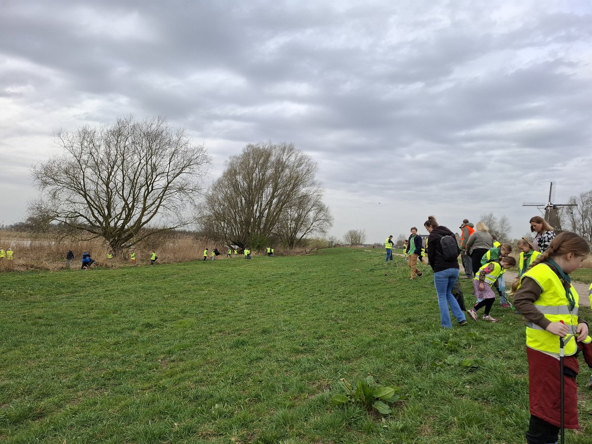 NielsVStherest's tweet photo. De Gorcumse uiterwaard is weer mooi schoon! Dankzij de inzet van de welpen van @scouting_apv tijdens deze Landelijke Opschoondag #schoongorinchem #mooigorinchem #opschoondag https://t.co/WerZyjJSgq