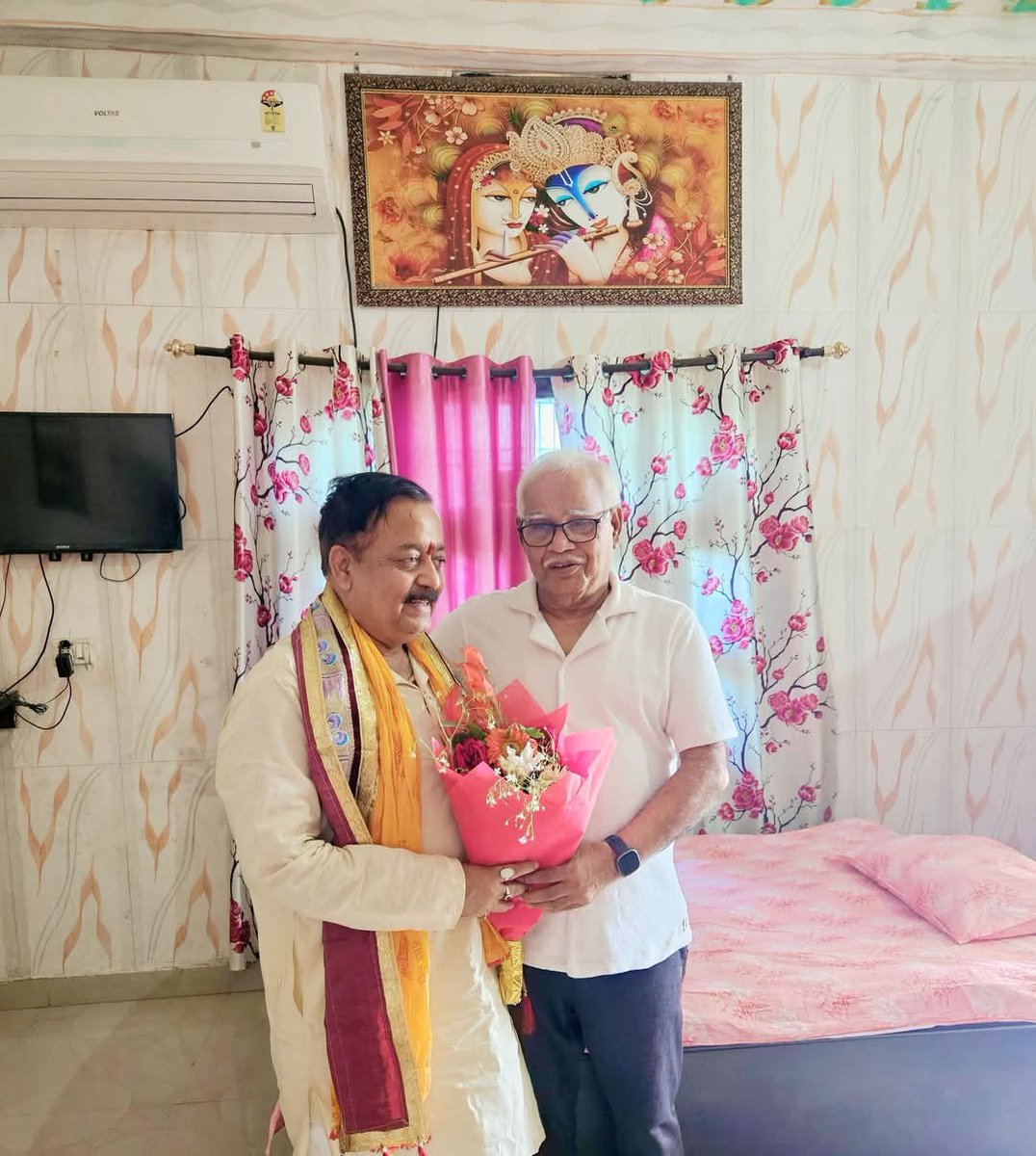 Drsitasaran's tweet photo. बधाई और शुभकामना 💐
 
नवनिर्वाचित जिला अध्यक्ष श्री सुशील कुमार त्रिपाठी जी से निज आवास पर मुलाकात हुई और उज्जवल कार्यकाल की शुभकामनाएँ दी। 

आपका नेतृत्व संगठन को नई ऊंचाइयों तक पहुंचाए, यही मंगलकामना।
@sushilbjpup @BJP4India @BJP4UP @BJP4Sultanpur2 @dileeppatelbjp @gnshuklabjp https://t.co/Pz0Dqm0d1S