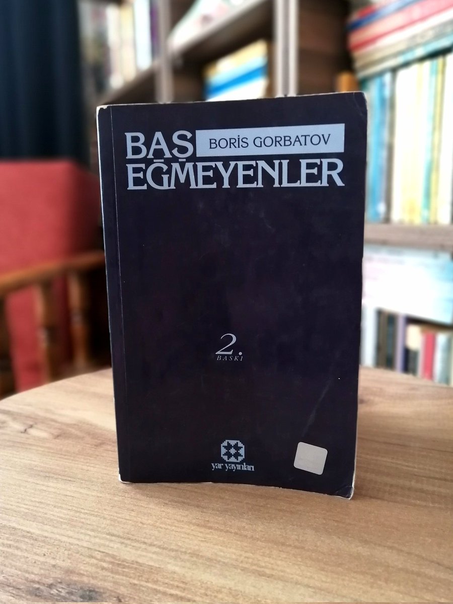 Burada, dik duran her başı zorla eğip büküyorlar; başkaldıran ruhu bedenden ayırıyorlardı. Ya eğilececeksin, ya öleceksin, bu işin başka çıkar yolu yoktu. Ya köle olacaksın ya da kadavra...

Baş Eğmeyenler, Boris Gorbatov
#kitaptavsiyesi