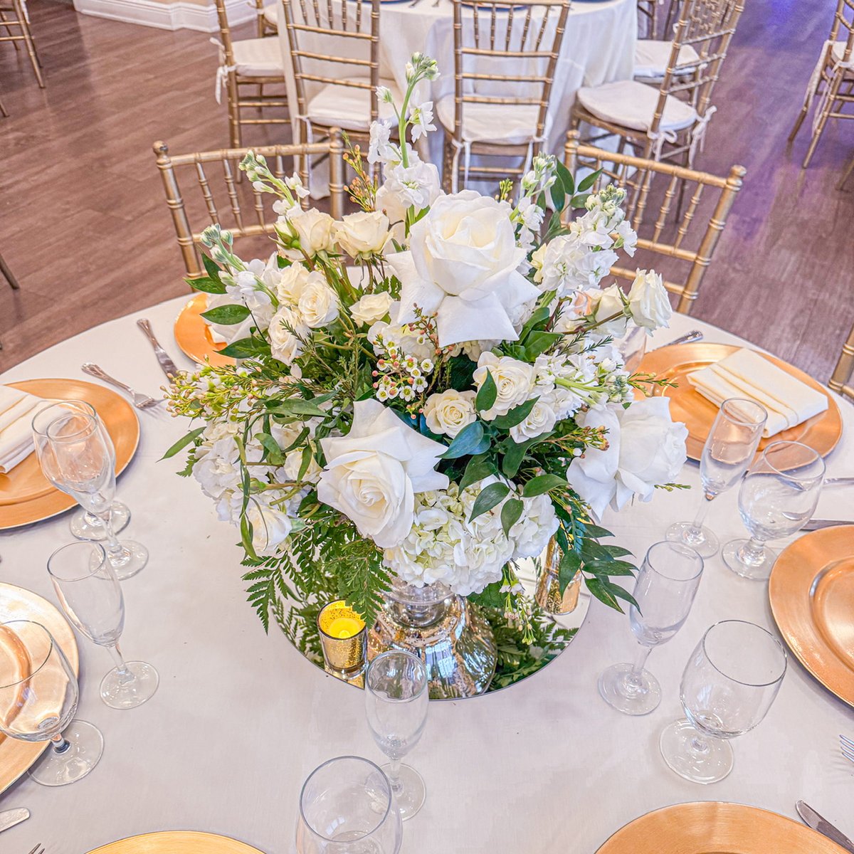 DGMEventDecor's tweet photo. Timeless beauty for your dream wedding! 🌹✨ This classic white floral centerpiece brings elegance to every table, perfectly paired with golden accents.  💒 #WeddingGoals #ElegantFlorals #DGMFlowers #FortLauderdaleWeddings https://t.co/buWTMLu4KH