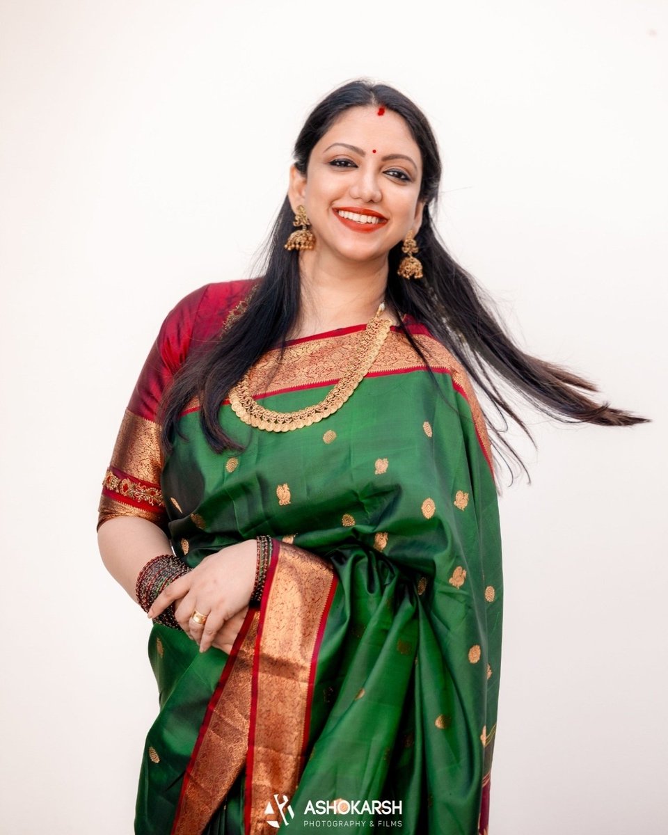 உன் கழுத்தில் மாலையிட…
உன்னிரண்டு தோளைத் தொட…
என்ன தவம் செஞ்சேனோ என் மாமா… ❤️💚

#joycrizildaa