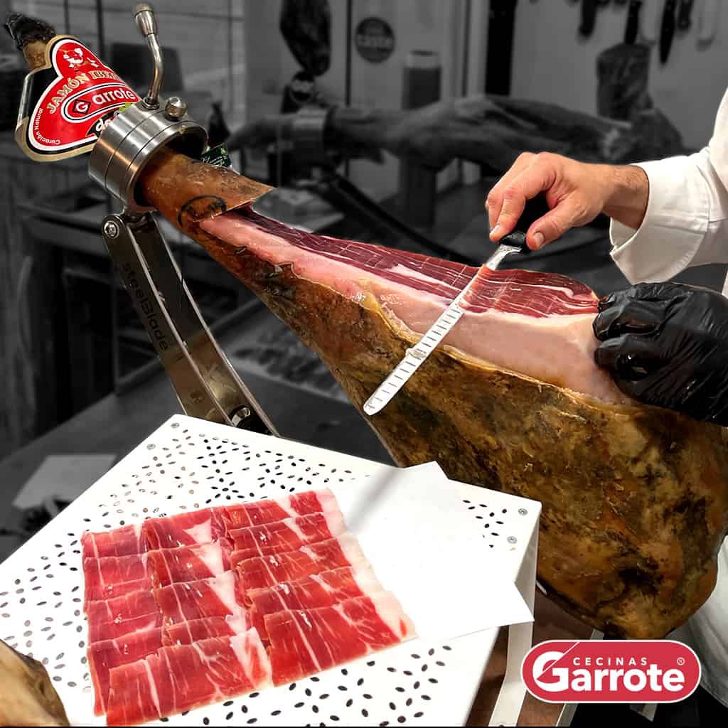 alopezmonge's tweet photo. @clark_aviation The way that jamón is cut 🙈 also de color 😱 a proper one for reference https://t.co/3B5BkHRfzy