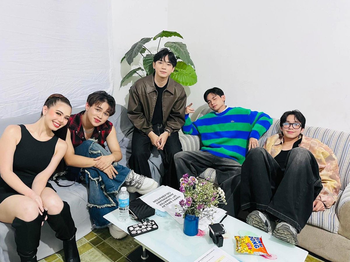 StudioVivaPH's tweet photo. Ang mga Ulupong kasama si Rose Van Ginkel. 

Ready na ba ang mga taga-Sipalay City, Negros Occidental? 😉

#AMNSEAtSipalay
#RabinAngeles 
#YanyanDeJesus 
#KyosuGuinto 
#KurtDelosReyes 
#RosaVanGinkel
#AngMutyaNgSectionE
#StudioViva https://t.co/TgHm96EO2c