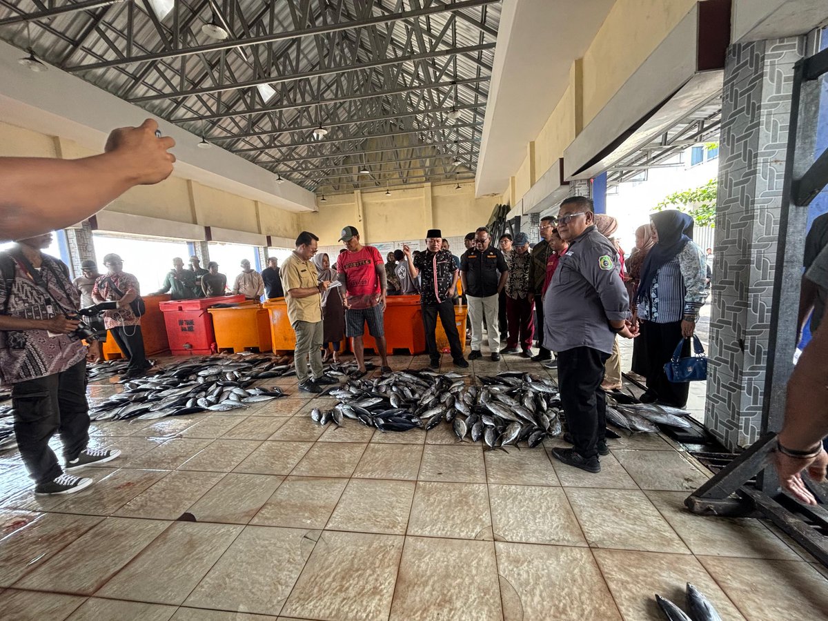 Endangsrimulia2's tweet photo. Kamis (20/03/2025), Endang Sri M, Luhkan Kota Ternate , 
 Kunjungan bapak wakil gubernur bapak Sarbin sehe di TPI Dufa Dufa kota Ternate. 
#GiatLuhkanSatminkalAmbon 
#KecTernate utara
#KotaTernate https://t.co/miBKwXiekN
