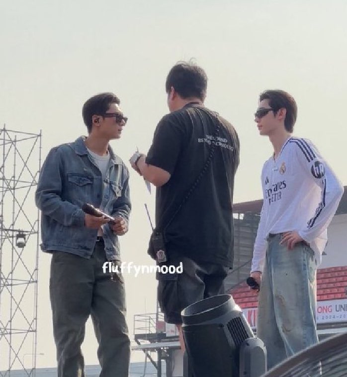 ternyata tadi waktu soundcheck sempet ada kendala dari promotornya😭 promotor bilang ga bakal perform kalau ada fans yang ngerekam video sc, tapi enhypen nolak turun dan ngomong langsung sama stafnya😭😭😭💗

👤: aku nggak tau apakah kamu sudah dengar atau belum, tapi promotornya