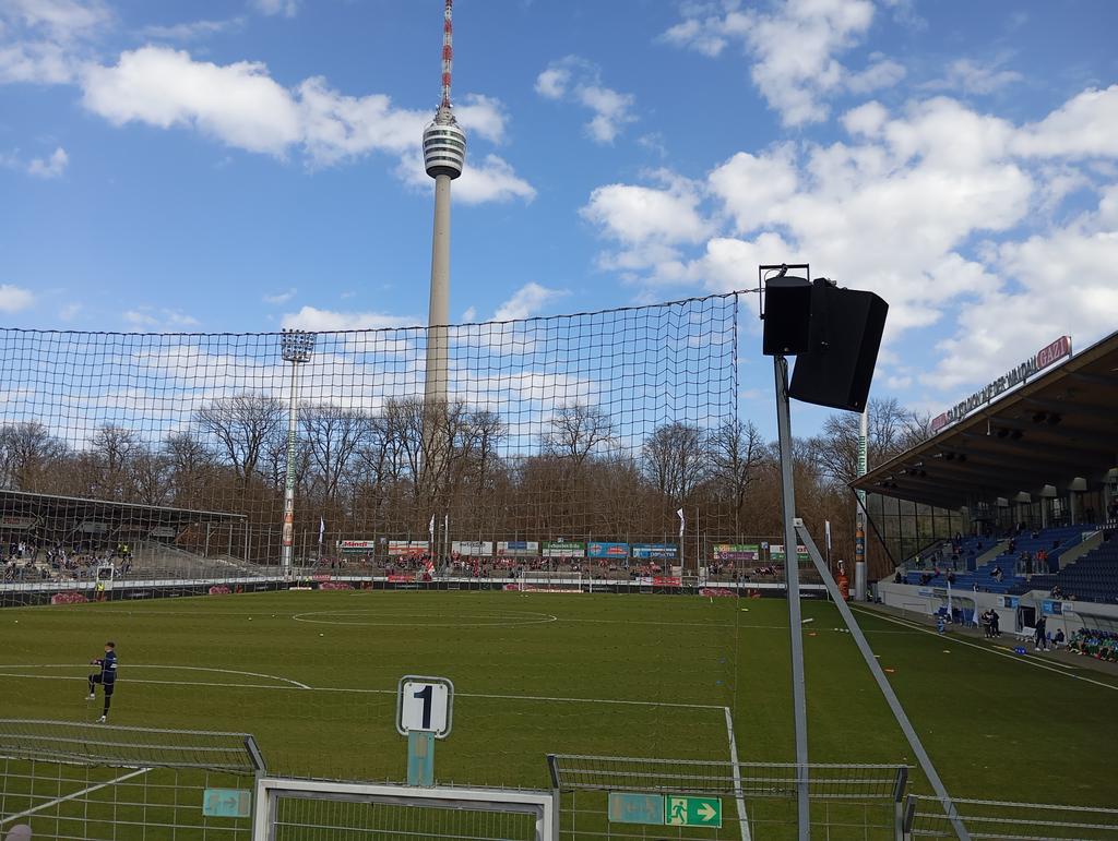 Grüße von der Waldau.
Da der FSV ja nicht im Pokal dabei ist, wird in der Regio Südwest gescoutet
#SVKOFC