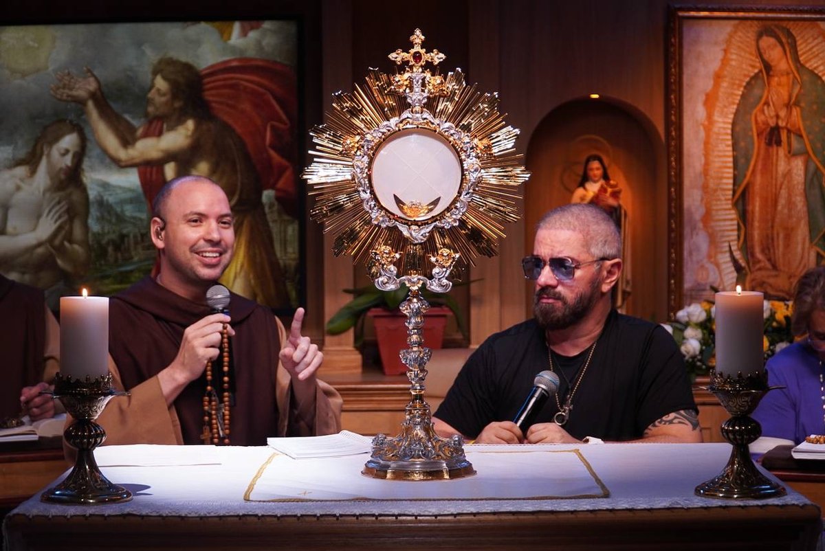 Foi lindo demais hoje o Santo Rosário às 4h da manhã com a presença do <a href="/RogerioVilela/">ROGÉRIO VILELA</a>  e sua mãe Iraídes. Qual momento mais te marcou hoje???