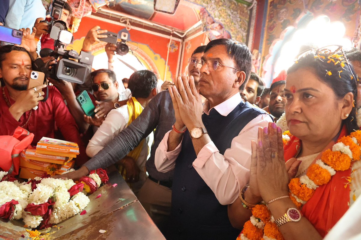 अविस्मरणीय क्षण 🙏

हनुमान गढ़ी अपने आप में अयोध्या जी का पूरा इतिहास समाहित करती है। यहां आकर हनुमान जी के स्नेही दर्शन का सौभाग्य प्राप्त हुआ। यहां हर एक पग पर मुझे जो अनुभूति हुई है, उसे शायद शब्दों में उतारना कठिन है।