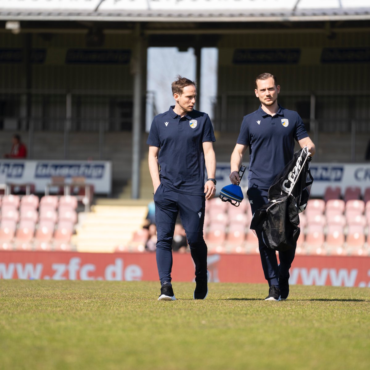 fccarlzeissjena's tweet photo. Das Trainerteam beobachtet genau was auf dem Platz vor sich geht 👀
#ZFCFCC https://t.co/DQjB4Q7bPH