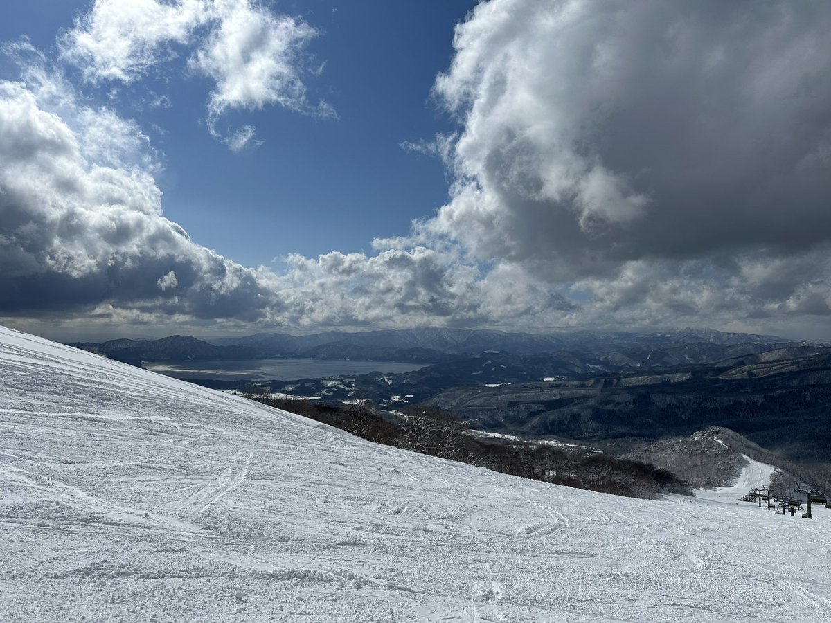 ビューティフルカーズでは四半期ごとに目標を設定しており、先日秋田県の田沢湖スキー場で、目標達成のお祝い会を行いました。

眼下には、水深日本一（423m）で真冬でも凍らない田沢湖が広がり、素晴らしい景色と快晴に恵まれました。