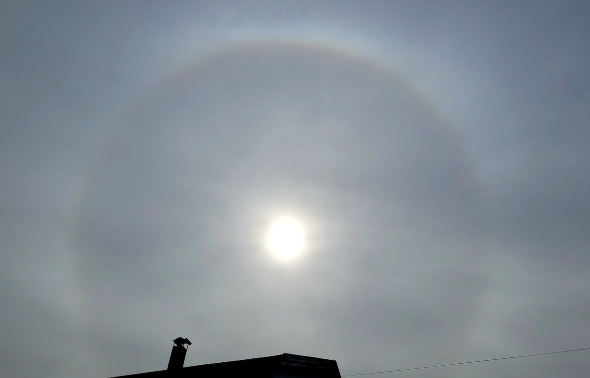 manu_oberhuber's tweet photo. Heute in Teilen Österreichs zu beobachten:
Ein Halo mit einem 22°-Ring um die Sonne, entstanden durch Brechung und Reflektion an Eiskristallen. https://t.co/w2yv7PCCGv
