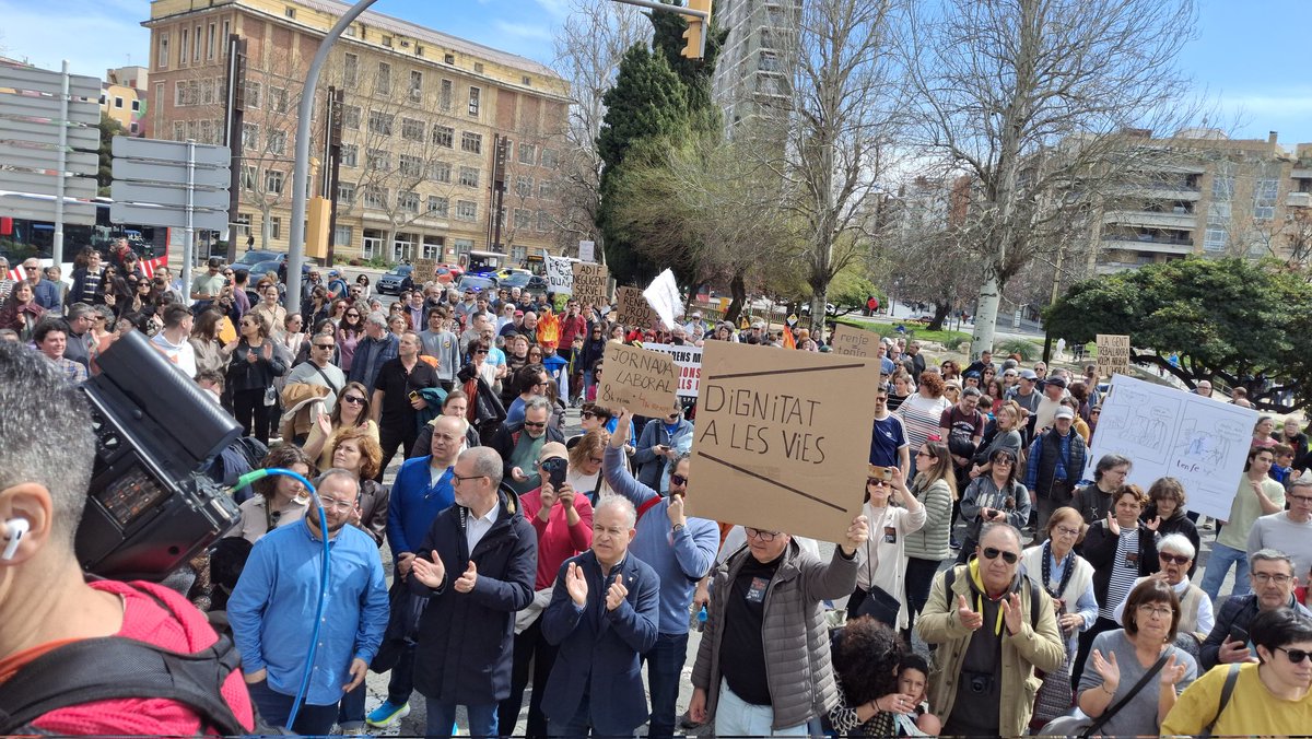 dignitatavies's tweet photo. 💪 GRÀCIES A TOTHOM! 🚆✊

Avui hem demostrat que la força del poble és imparable! Gràcies a totes i tots els que heu vingut a la manifestació i als qui ens doneu suport. No ens aturarem fins que tinguem el que ens mereixem: un servei i trens dignes

#TrensDignes22M https://t.co/ebVQDLBR8V