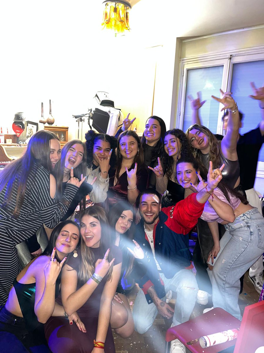 Lo bien que lo pasamos en el rodaje de Jóvenes y Libres 🤟🏼🤟🏼 y mañana la escucho en directo!!! 🥹🥹🥹 que emoción jo ♥️

MAÑANA NOS VEMOS EN MALAGA AAAAAA <a href="/lucas_curotto/">Lucas Curotto</a> 🫶🏽