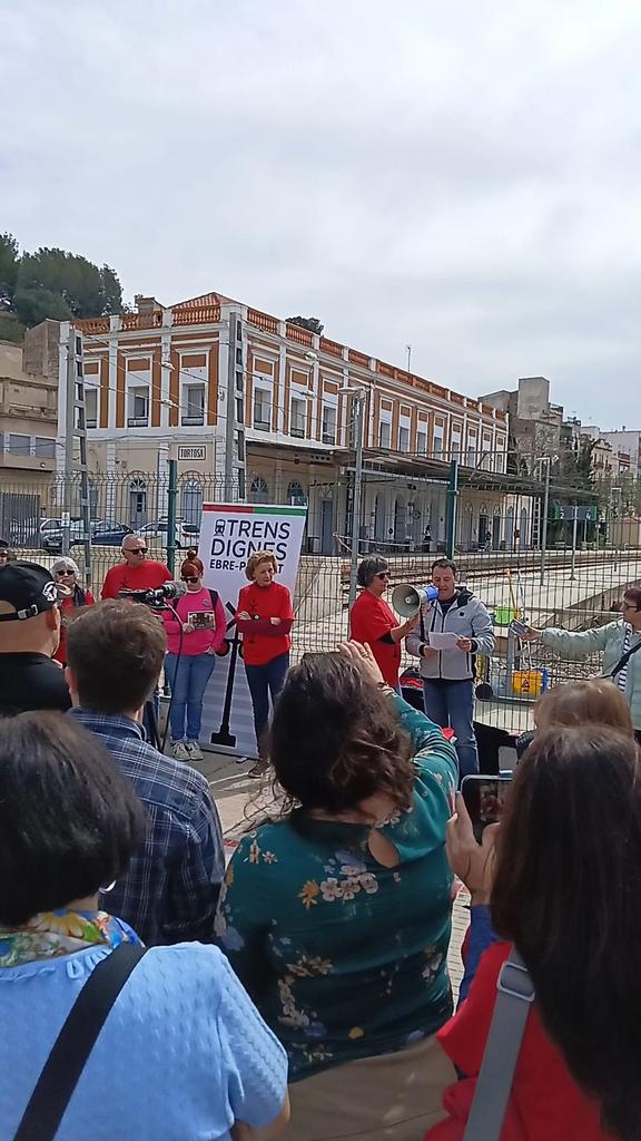 Donem suport a <a href="/TrensDignesEbre/">TRENS DIGNES EBRE</a> en la reclamació de millores ferroviàries al territori. Cal seguir treballant per impulsar una xarxa de trens de qualitat amb més freqüències, nous combois i un traspàs que doni solució a un problema històric que ve de lluny.