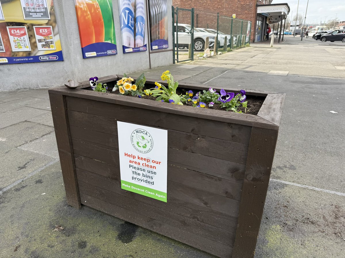 harrydoyle96's tweet photo. A fantastic spring cleaning event today in Dovecot with #MDCA 🕊️
The parade looks amazing… 15 bags collected, all planters full, posters in shop windows and banners tied to fly tipping hot spots.
Thank you to all our local volunteers 👏 🚮 #KeepBritainTidy #KeepLiverpoolTidy https://t.co/6N70ExhlwR