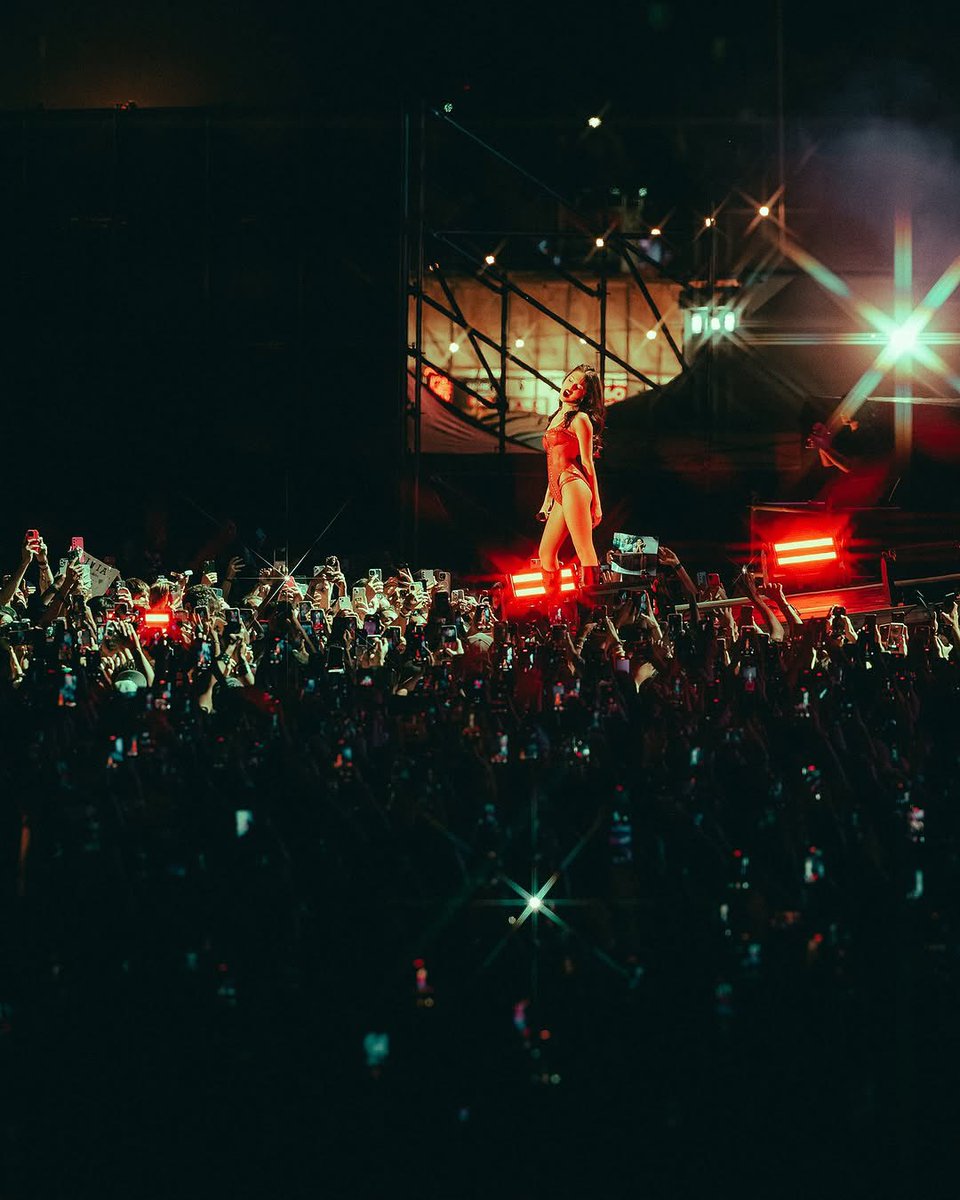 🔥 Olivia Rodrigo enflamme le festival #Lollapalooza dans une tenue rouge flamboyante ! 🔥

Un simple choix de look ou un indice sur la couleur de son prochain album ? 👀❤️