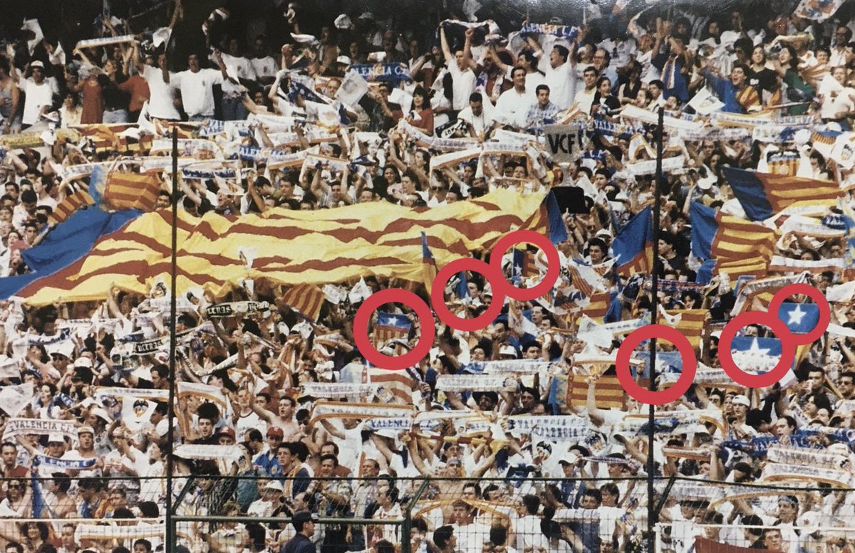 NacionalistesPV's tweet photo. El fons d’animació del València CF als anys 80-90 (tot senyeres) i el fons d’animació del València CF actualment (tot estanqueres).
Què ha passat?  
Per què l’extrema dreta i els neonazis s’han apoderat de les grades d’animació de molts equips de futbol? https://t.co/9BHSQjzsbw