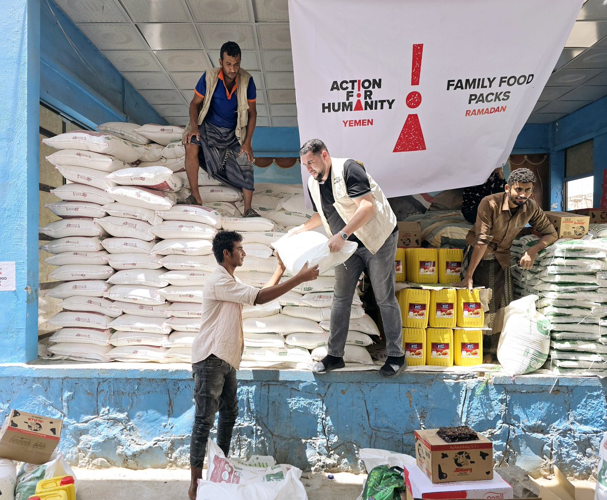 adamkelwick's tweet photo. Landed in the airport in Yemen this afternoon and headed straight from the airport to work.

I've just helped distribute 250 family food packs today, which cost £70 each. We still want to distribute more while we're here.

#NoRestForTheBlessed

https://t.co/DAs6cKTZly

[SHARE] https://t.co/OYb8sKwg4O