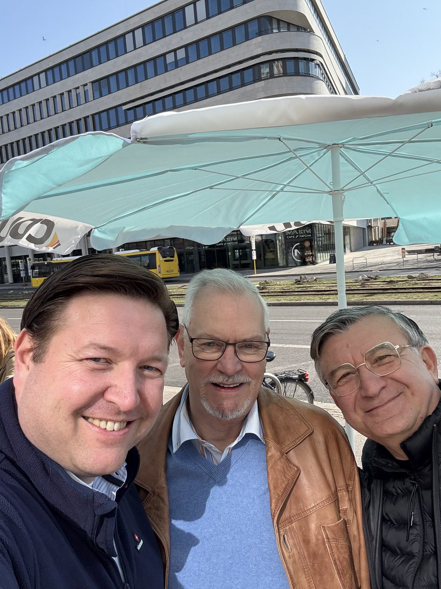 SPieper_Berlin's tweet photo. Heute Infostand mit meinem Ortsverband am Alexanderplatz. Nicht nur der Wind war stürmisch… Wir müssen dran bleiben und mit kommunalen Themen punkten! Verteilt haben wir das neue „Wir in Mitte“ #wirinmitte https://t.co/q8tlEFOSTw