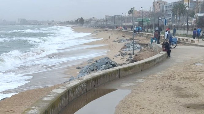 🌊 Aquest és l'aspecte que presenta avui la platja de la Barca Maria de #Badalona després del fort onatge d'aquests dies.