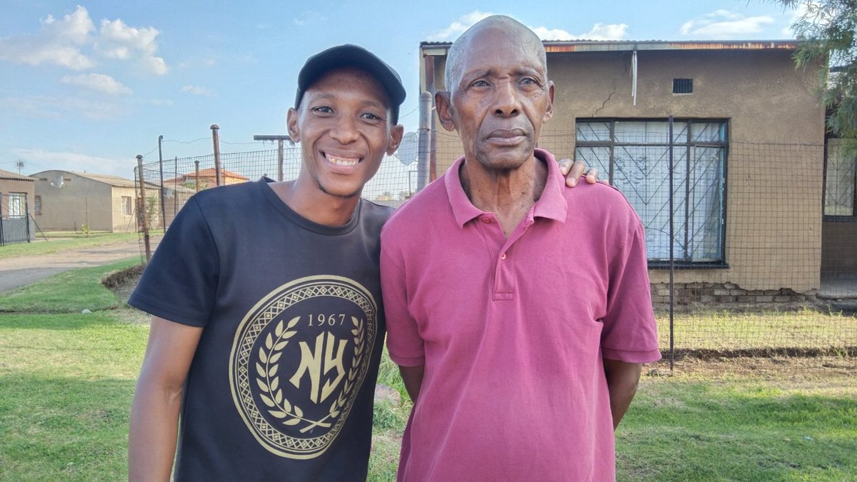 moholoane_t's tweet photo. Today this noon someone hit me by surprise and with an approach by the name of Ntate Nkaota, what a giant..Fam! This is one of our clients that we'll be aiding him on his debut book which is one of the confrontational books in the sphere of politics look out for the book soon. https://t.co/AfUmtUZSEj
