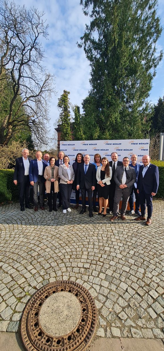 🚀 Deutschland braucht Reformen – JETZT! 🚀
Treffen der Landesvorsitzenden 

Stillstand und Bürokratie bremsen unser Land aus. Wir FREIE WÄHLER sagen: Schluss damit! 💪🇩🇪

Bürokratie abbauen – schnellere Genehmigungen für Bürger &amp; Unternehmen

Steuern senken – mehr Netto vom