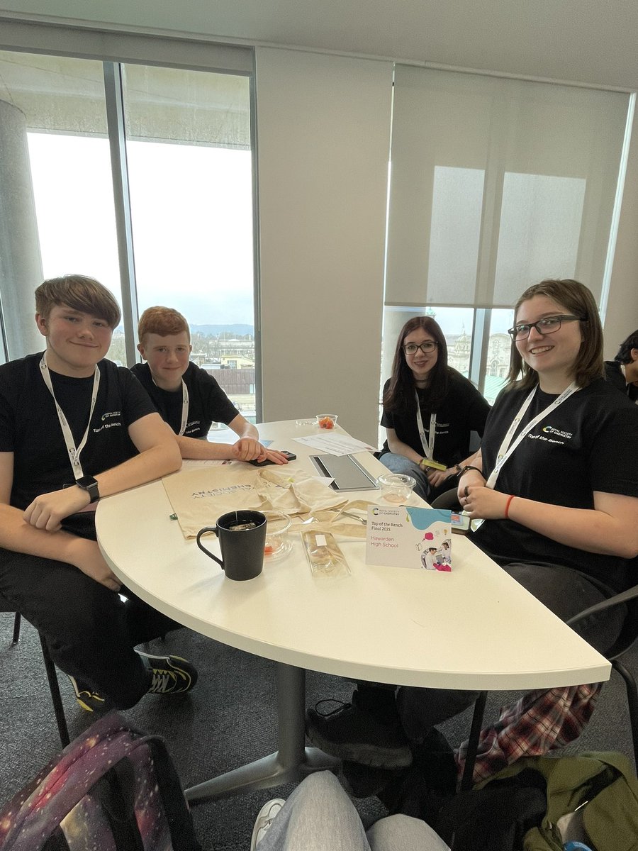 Here’s our HHS team ready to compete in the NATIONAL FINAL of the Royal Society of Chemistry - Top of the Bench competition. Good luck! 🧪