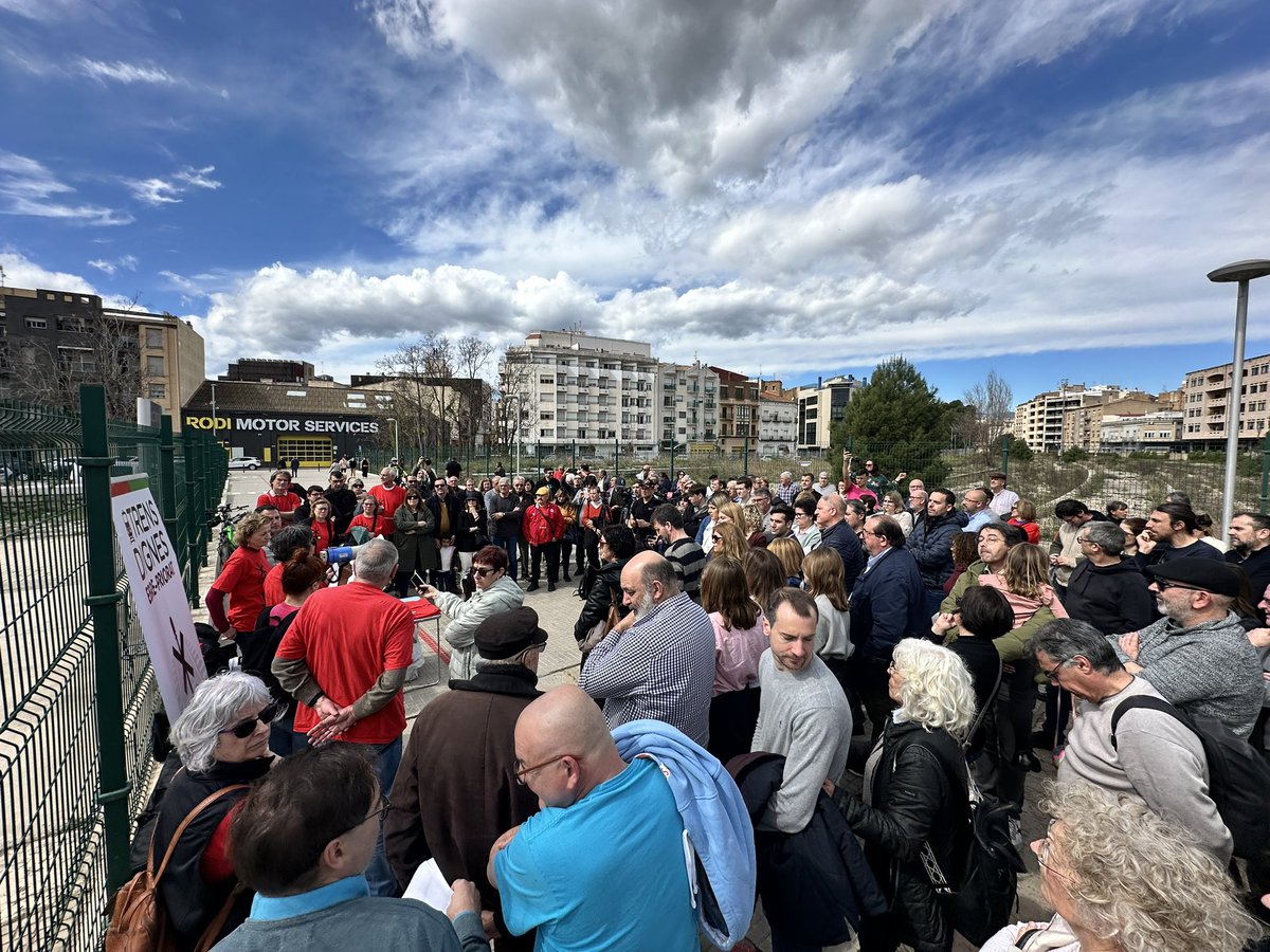montsecastella's tweet photo. Gràcies, @som3cat per obviar Tortosa i l'Ebre. Avui, 9 municipis catalans han fet actes de protesta contra el servei ferroviari. Hau tret imatges de Molins de Rei, Figueres, Lleida, La Garriga i Tarragona. Sí, totes és difícil però justament vos hau oblidat dels més damnificats. https://t.co/ji4GHTAY2d