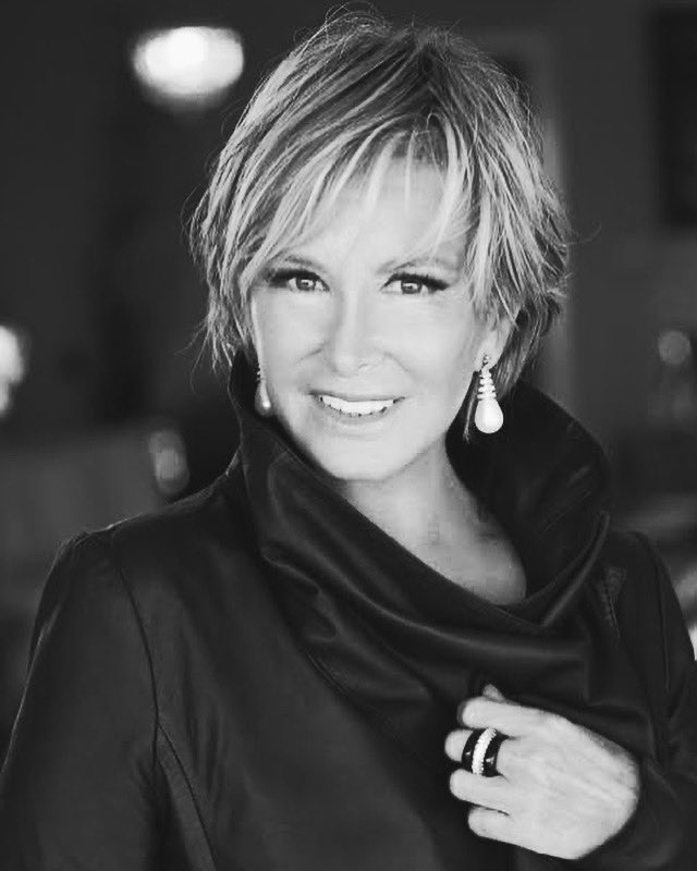 Gözümde hep o zarif tebessümünüz…

Beyazperdede sizi ilk kez izlediğimde, güzelliğinizden çok duruşunuza hayran kalmıştım. Güçlü, asil, sade… 
Ve bir o kadar bizden, bir o kadar içten…

Siz sadece bir oyuncu değildiniz.
Bir dönemin ruhuydunuz. 
Kadın olmanın asaleti, naifliği