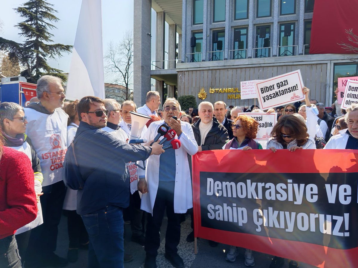 istabip's tweet photo. Beyaz önlüklerimizle Saraçhane’ye yürüdük! 

Demokrasiye ve halk iradesine sahip çıkıyoruz! https://t.co/So92VBD1hm