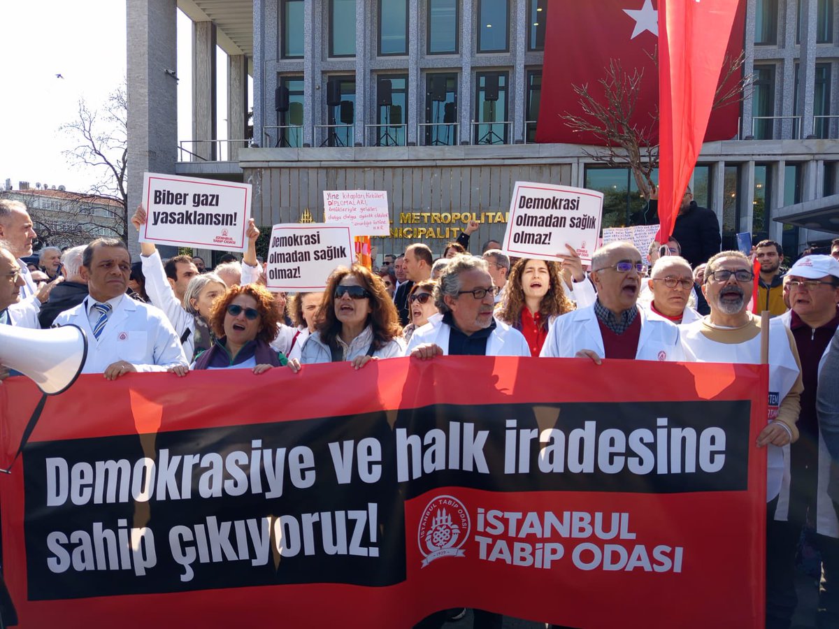 istabip's tweet photo. Beyaz önlüklerimizle Saraçhane’ye yürüdük! 

Demokrasiye ve halk iradesine sahip çıkıyoruz! https://t.co/So92VBD1hm