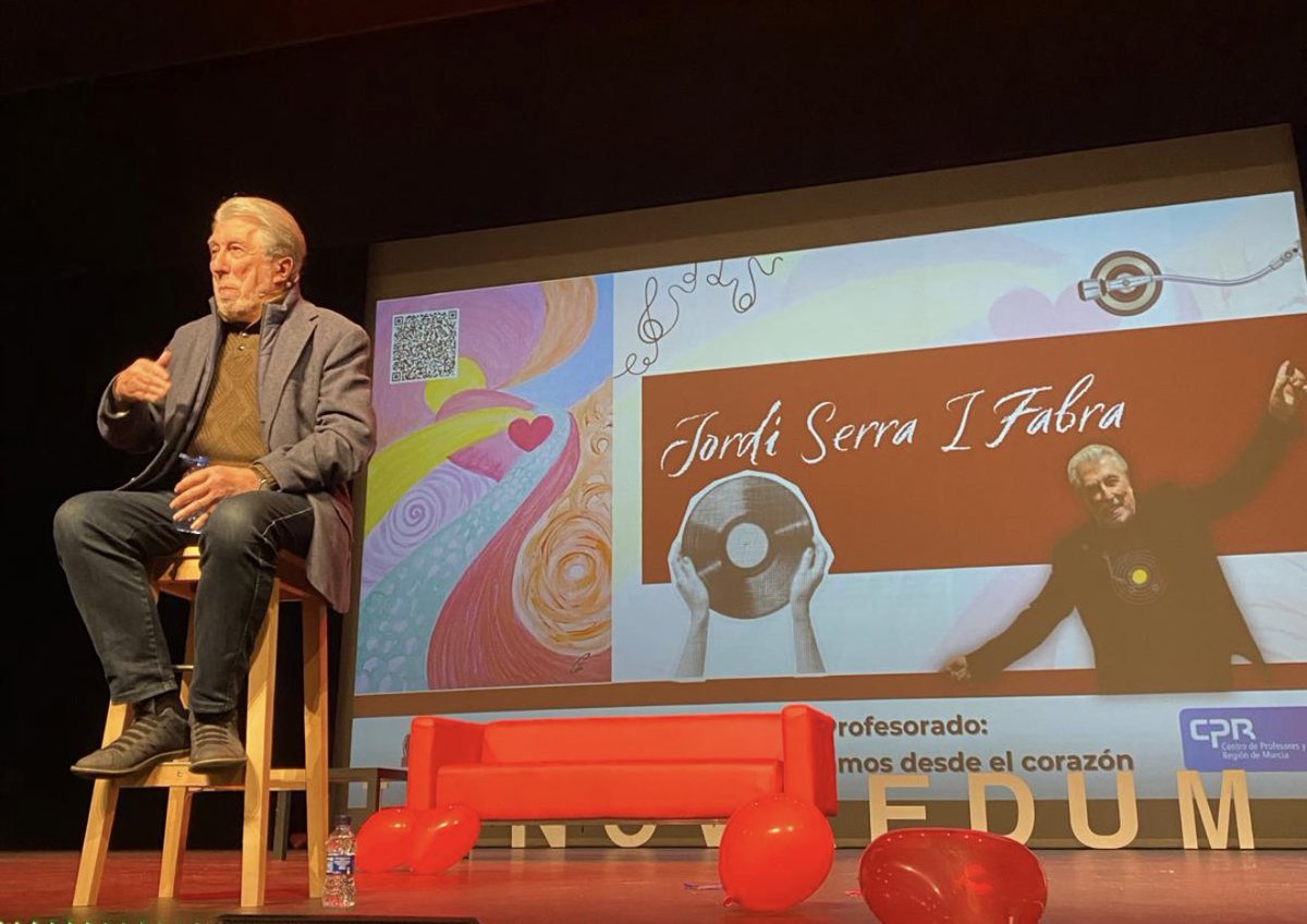 Pura genialidad en #innovaedum2025 de la mano de <a href="/fabra_sierra/">jordi sierra i fabra</a> 🤩