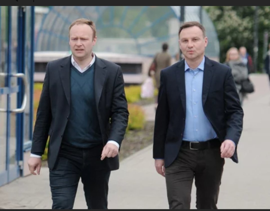 Niespodzianka_'s tweet photo. - Andrzej, co dzisiaj robisz?
- Odznaczam pośmiertnie Krzyżem Kawalerskim Orderu Odrodzenia Polski.
- Kogo?
- Babkę, z którą jarałem szlugi. https://t.co/d6Ta1FuFT8