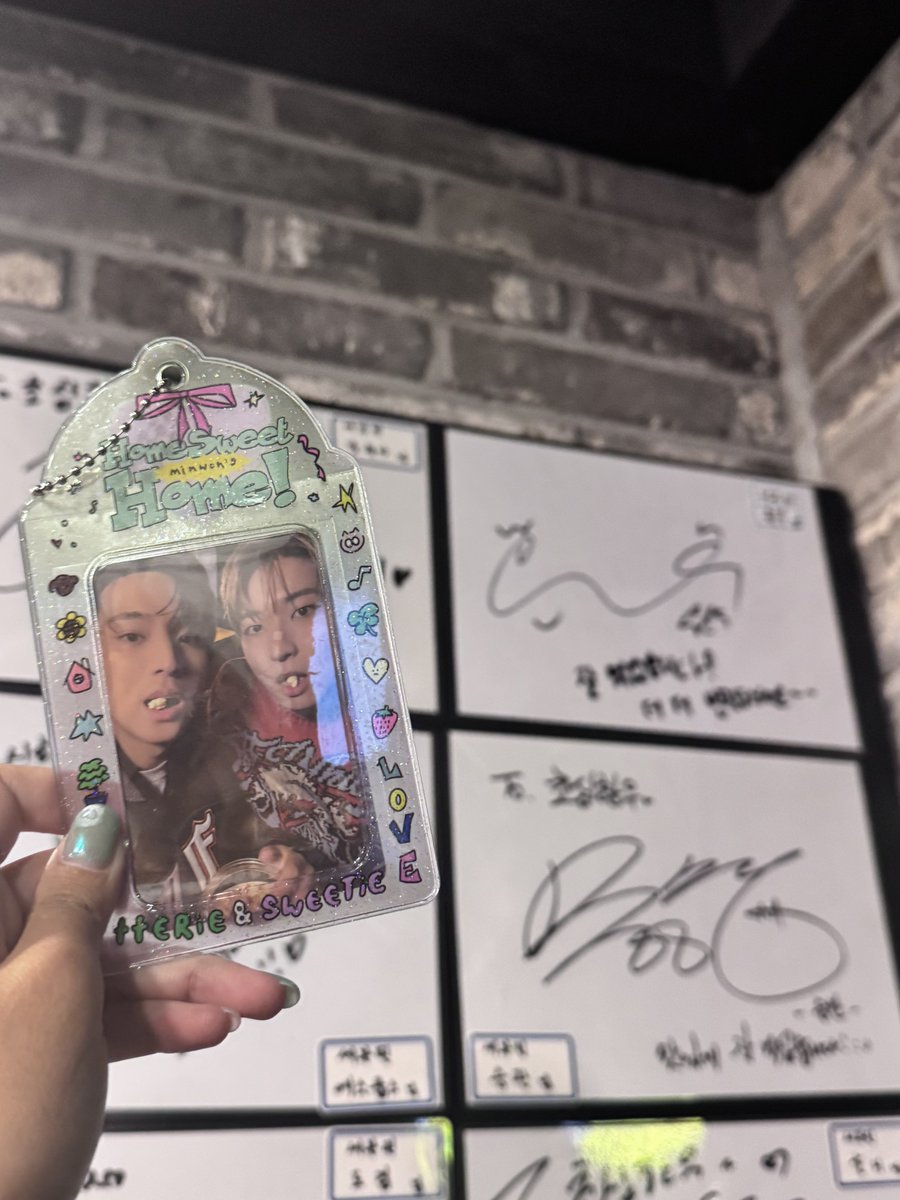 사장님이 민규원우 둘이 예전에 같이 여기 왔대요... 이 테이블은 앉았대요 ㅠㅠㅠㅠㅠ