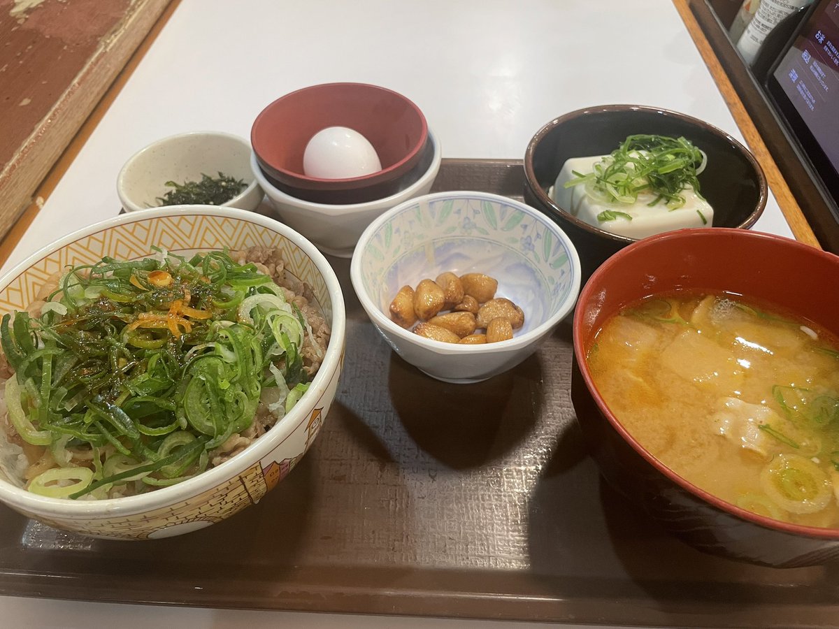 aino1218chan's tweet photo. @amenamea0214 急いですき家食べ終わる https://t.co/01CUaFYaf8