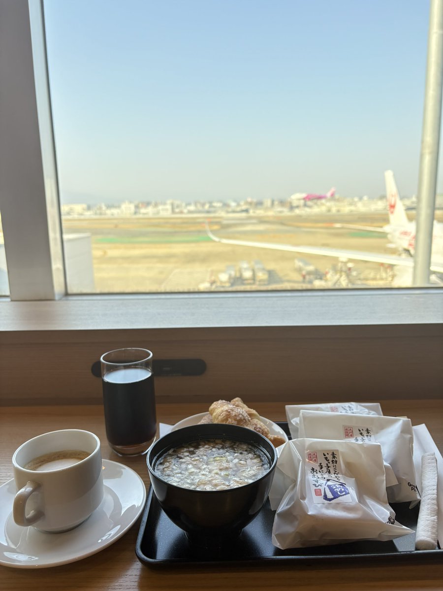 ryuto_bluesky's tweet photo. 3/20(木)から福岡空港が滑走路2本運用になったということで、本日はJALダイヤモンドプレミアラウンジからのんびり6時間ほど空港の動き(滑走路の運用状況など)を観察していました！
RWY16R上でRWY16Lの到着機を待てるのは時短になると感じました✈︎

ちなみに夕方には初の奄美大島へ行きました🏝️ https://t.co/l22AmWkkFP