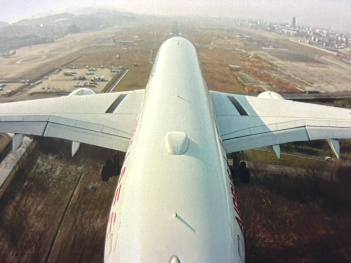 ryuto_bluesky's tweet photo. 3/20(木)から福岡空港が滑走路2本運用になったということで、本日はJALダイヤモンドプレミアラウンジからのんびり6時間ほど空港の動き(滑走路の運用状況など)を観察していました！
RWY16R上でRWY16Lの到着機を待てるのは時短になると感じました✈︎

ちなみに夕方には初の奄美大島へ行きました🏝️ https://t.co/l22AmWkkFP