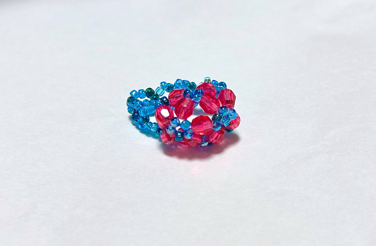 20年くらい前に親がバザーで作ったビーズの指輪がどう見てもミャクミャク