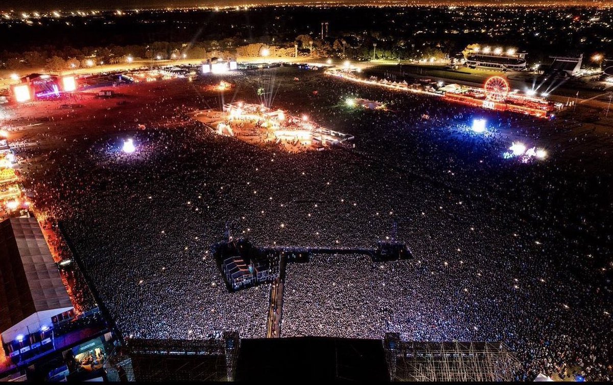 viniwho's tweet photo. Miley Cyrus, ATTENTION TOUR — Lollapalooza Argentina, 2022 https://t.co/G1wKaylOCm