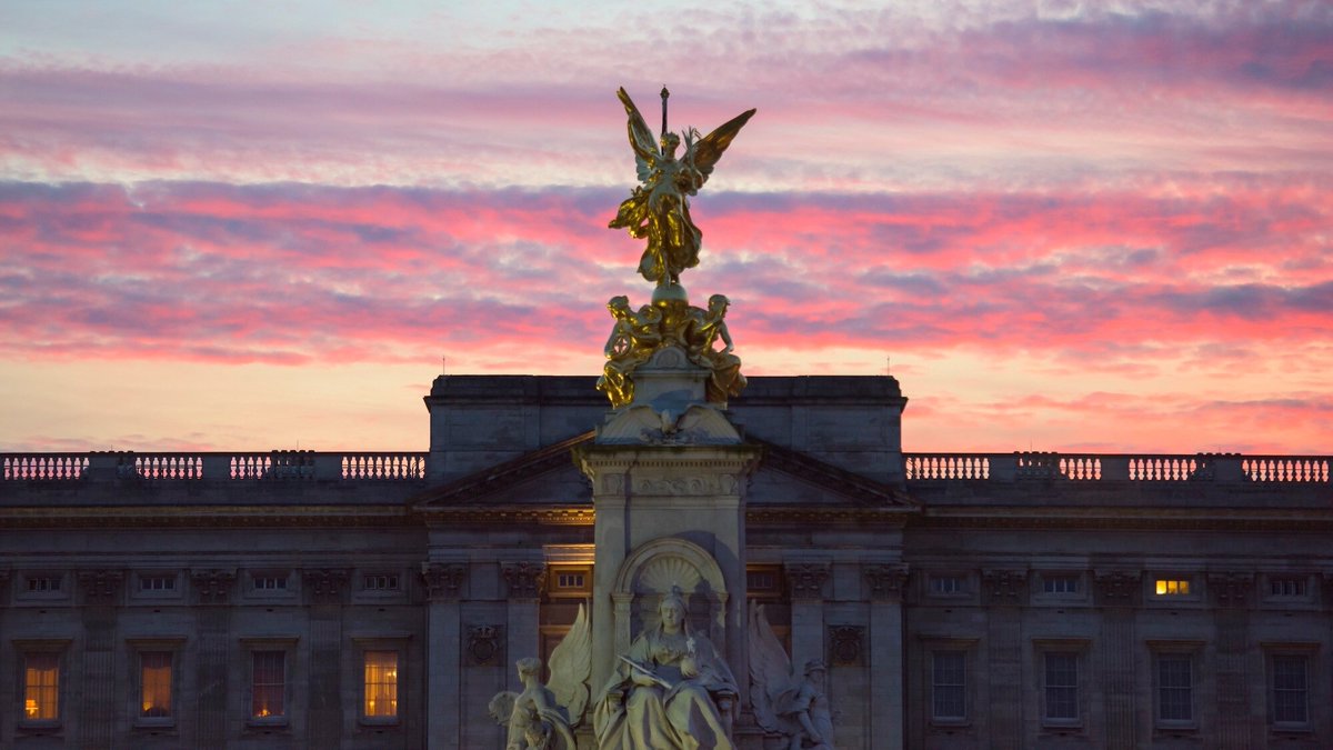 FregalServices's tweet photo. 🚨 ALERTE INFO | La fin du règne colonial britannique est évoquée, soulignant que le soleil s'est "littéralement couché" sur l'Empire britannique. Des commentaires soulignent que des pays comme le Pakistan et Guyana restent dans le Commonwealth, ainsi que des nations af... https://t.co/yH7UEx3tJ6