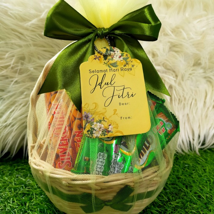 vbwoozi's tweet photo. Knock knock!

An ied hampers &amp; Chocolate special delivery to @miceshio from @goyounjund. Hope you like it! 🫰 https://t.co/ejGLO1NteZ