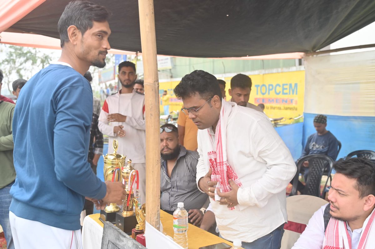 Zubairanam's tweet photo. “এই পৃথিৱী এক ক্ৰীড়াংগন, 
           ক্ৰীড়া হ’ল শান্তিৰ প্ৰাংগন”- 
টিহুত উপস্থিত থকা সুবাদত যোৱাকালি টিহু বিধানসভা সমষ্টিৰ অন্তৰ্গত “মিলন যুৱ সংঘ”ই আয়োজন কৰা এখনি ক্ৰিকেট খেলৰ উদ্বোধনী অনুষ্ঠানত অংশগ্ৰহণ কৰি খেলুৱৈ সকলৰ সৈতে এটা সুন্দৰ সময় অতিবাহিত কৰো । https://t.co/JMd1sbXCgK