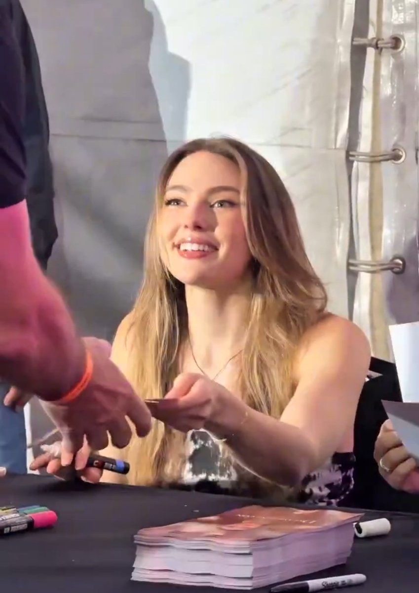 portaldaylee's tweet photo. 🚨QUE LINDA! Danielle Rose Russell assinando autógrafos para fãs Brasileiros em São Paulo❤️ https://t.co/HJ1cBqncIr