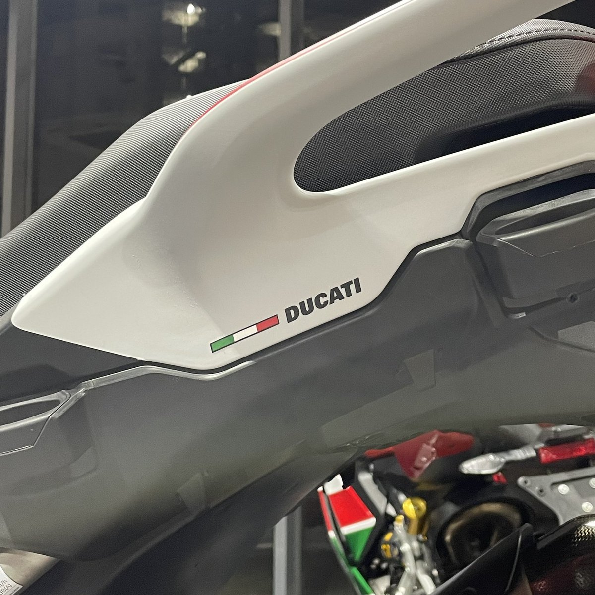 rinpeg31's tweet photo. RSにトップケースを付けたい‼️
と、いうわけで…
PIKESPEAKのモノを移植。
ただの移植では地味なので塗りました😅 https://t.co/Ohvjrv2B75